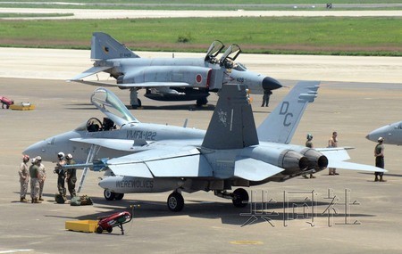 Ngày 17 tháng 6 năm 2013, 8 máy bay chiến đấu F/A-18 của Lực lượng Thủy quân lục chiến Mỹ đến Nyutabaru để tham gia diễn tập liên hợp Nhật-Mỹ có quy mô lớn nhất.